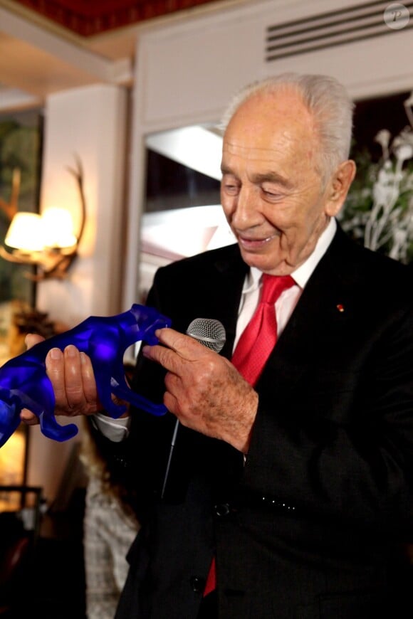 Exclusif - Shimon Peres reçoit la sculpture créée par Richard Orlinski, à l'occasion d'un événement organisé par Le Cercle des Médias, à Paris le 17 décembre 2014.