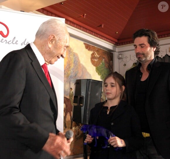 Exclusif - Shimon Peres reçoit la sculpture créée par Richard Orlinski et la petite Adèle, fille de Christophe Kulikowski, à l'occasion d'un événement organisé par Le Cercle des Médias, à Paris le 17 décembre 2014.