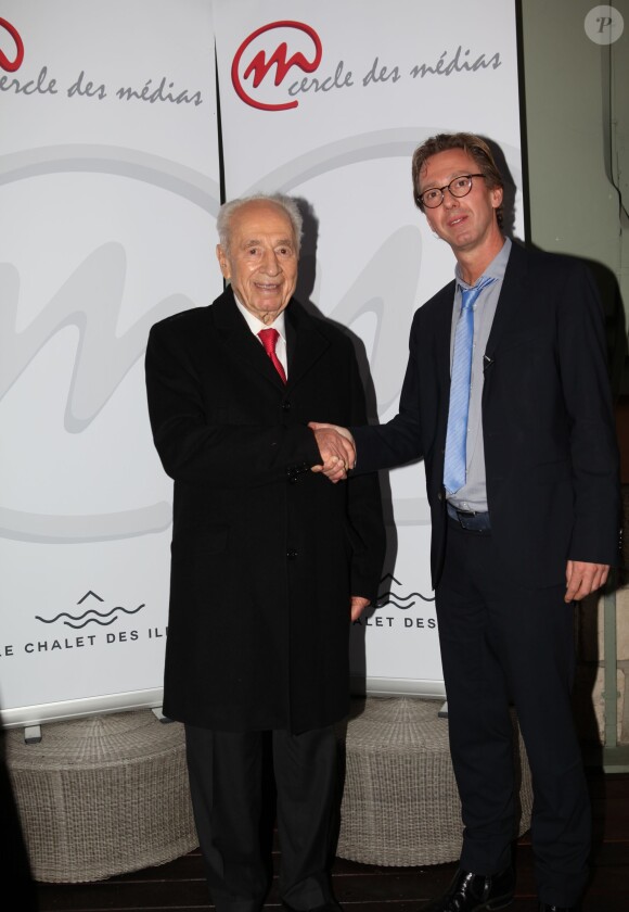Exclusif - Shimon Peres et Antoine Guélaud (Directeur de la rédaction de TF1 et président de l'association) assistent à un événement organisé par Le Cercle des Médias, avec Shimon Peres, à Paris le 17 décembre 2014.