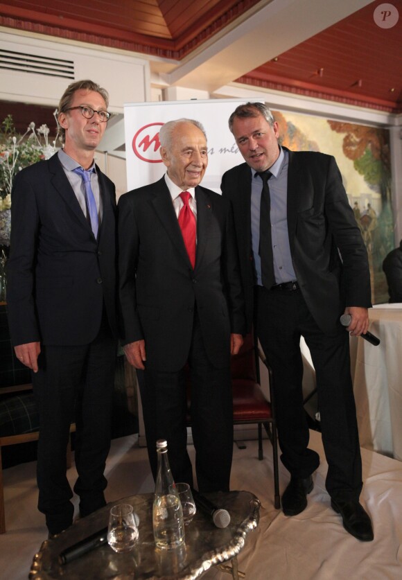 Exclusif - Shimon Peres, Antoine Guélaud (Directeur de la rédaction de TF1 et président de l'association) et Christophe Kulikowski assistent à un événement organisé par Le Cercle des Médias, en présence de Shimon Peres, à Paris le 17 décembre 2014.