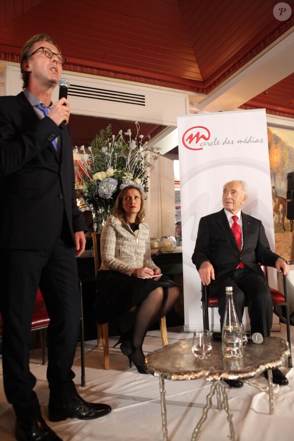 Exclusif - Antoine Guélaud (Directeur de la rédaction de TF1 et président de l'association), Elisabeth Dodard (traductrice internationale) et Shimon Peres assistent à un événement organisé par Le Cercle des Médias, en présence de Shimon Peres, à Paris le 17 décembre 2014.