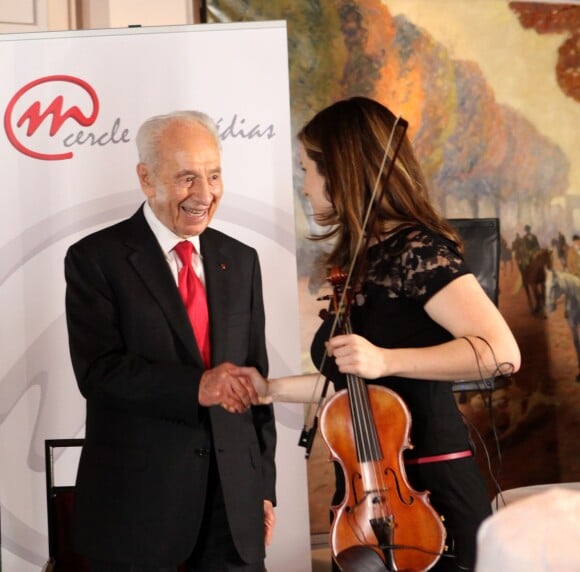Exclusif - Shimon Peres et Eve-Marie Bodet assistent à un événement organisé par Le Cercle des Médias, à Paris le 17 décembre 2014.