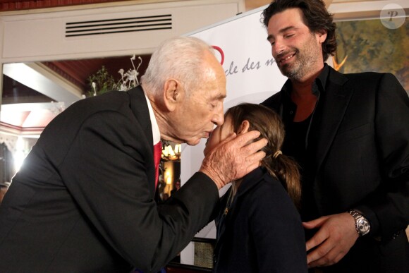Exclusif - Shimon Peres embrasse la petite Adèle, fille de Christophe Kulikowski et reçoit la sculpture créée par Richard Orlinski. Evénement organisé par Le Cercle des Médias, à Paris le 17 décembre 2014.