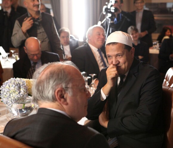 Exclusif - Hassen Chalghoumi et l'imam de Drancy (Seine-Saint-Denis) assistent à un événement organisé en l'honneur de Shimon Peres par Le Cercle des Médias, à Paris le 17 décembre 2014.