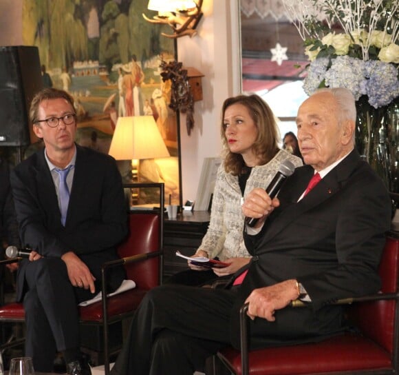 Exclusif - Shimon Peres et Antoine Guélaud (Directeur de la rédaction de TF1 et président de l'association) et Elisabeth Dodard (traductrice internationale) assistent à un événement organisé par Le Cercle des Médias, à Paris le 17 décembre 2014.