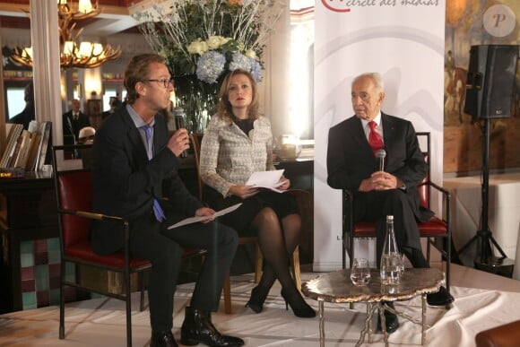 Exclusif - Shimon Peres, Antoine Guélaud (Directeur de la rédaction de TF1 et président de l'association), et Elisabeth Dodard (traductrice internationale) assistent à un événement organisé par Le Cercle des Médias, à Paris le 17 décembre 2014.