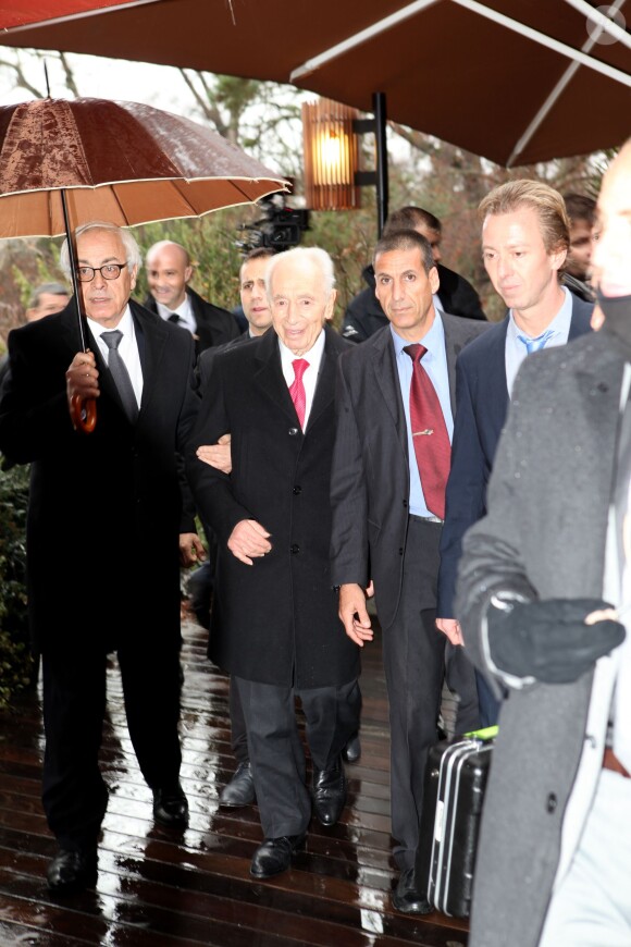 Exclusif - Shimon Peres accueilli par Antoine Guélaud (Directeur de la rédaction de TF1 et président de l'association) pour l'événement organisé par Le Cercle des Médias, à Paris le 17 décembre 2014.