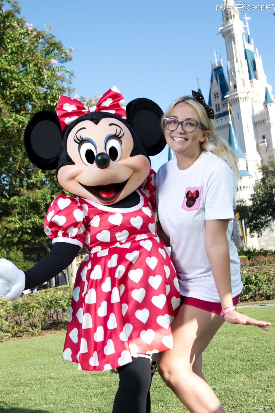  La chanteuse Jamie Lynn Spears pose avec le personnage de Minnie Mouse, &amp;agrave; Disney World en Floride, le vendredi 14 ao&amp;ucirc;t 2014. 