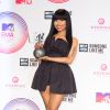 Nicki Minaj pose dans la press room des MTV EMA 2014 avec son award de meilleur artiste hip-hop. Glasgow, le 9 Novembre 2014.