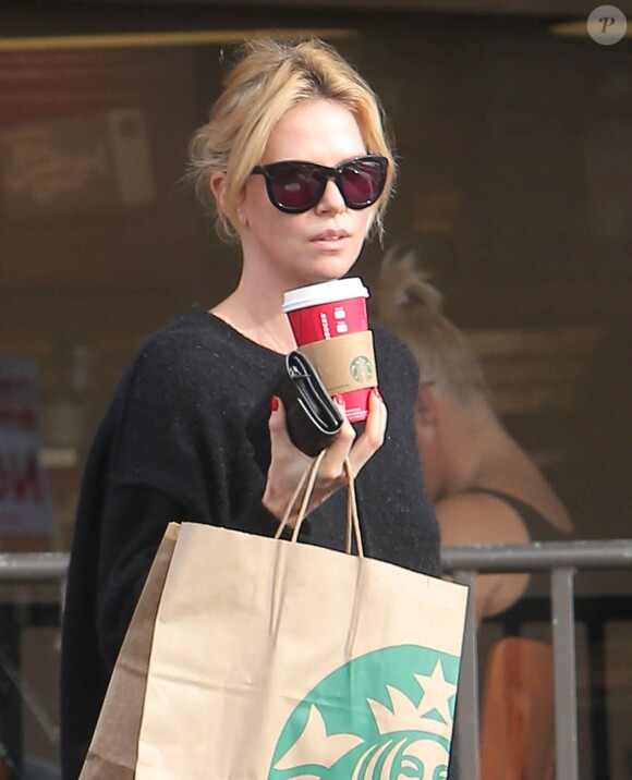 Exclusif - Charlize Theron va déjeuner au restaurant japonais avec son fils Jackson à Los Angeles, le 21 décembre 2014.