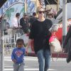 Exclusif - Charlize Theron va déjeuner au restaurant japonais avec son fils Jackson à Los Angeles, le 21 décembre 2014.