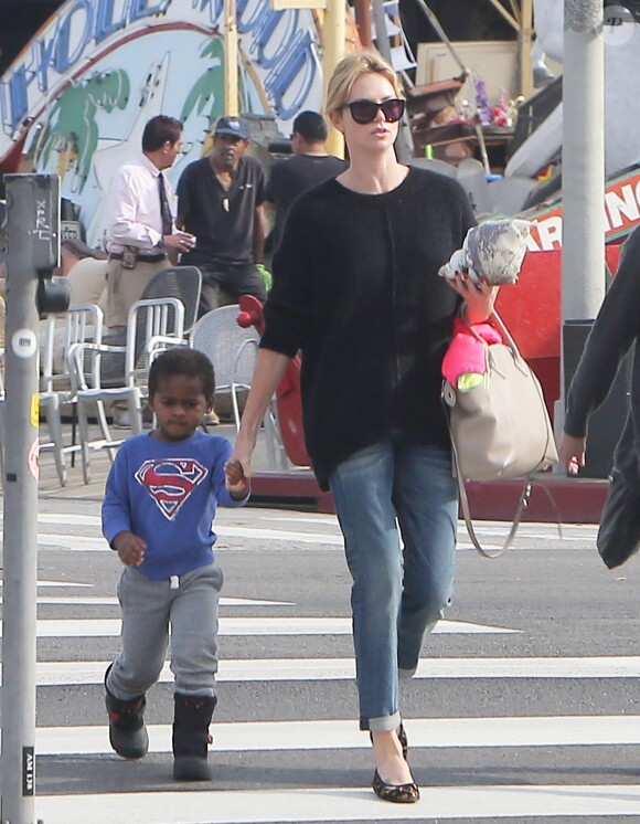 Exclusif - Charlize Theron va déjeuner au restaurant japonais avec son fils Jackson à Los Angeles, le 21 décembre 2014.