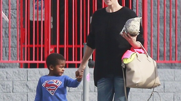 Charlize Theron maman détendue : Son adorable Jackson, un Superman craquant !
