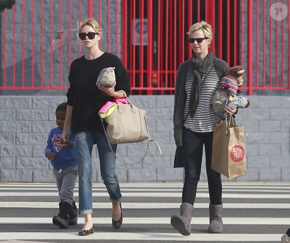 Exclusif - Charlize Theron va déjeuner au restaurant japonais avec son fils Jackson à Los Angeles, le 21 décembre 2014.