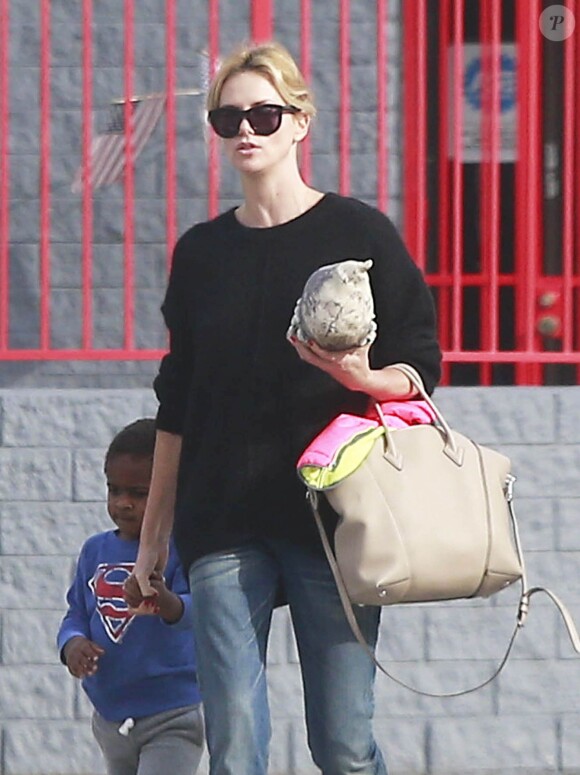 Exclusif - Charlize Theron va déjeuner au restaurant japonais avec son fils Jackson à Los Angeles, le 21 décembre 2014.