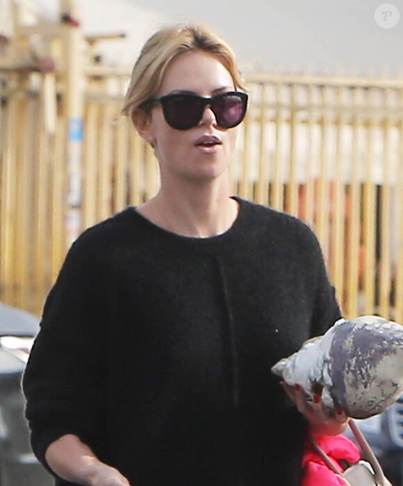 Exclusif - Charlize Theron va déjeuner au restaurant japonais avec son fils Jackson à Los Angeles, le 21 décembre 2014.