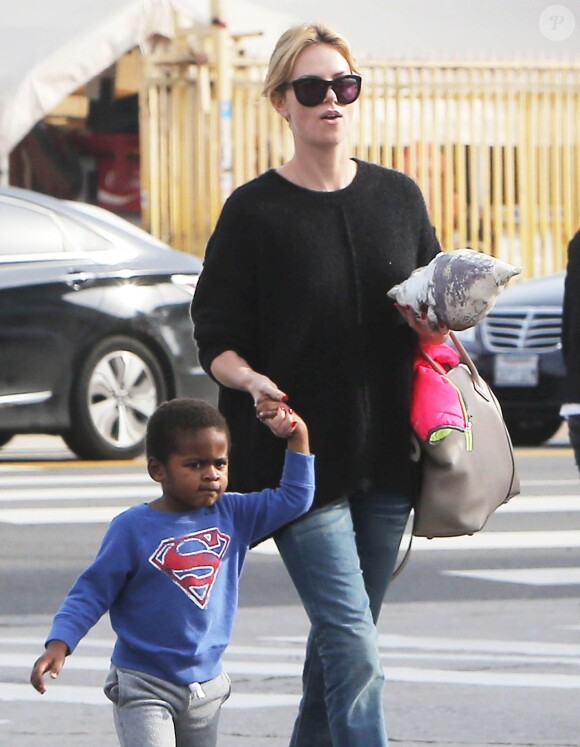 Exclusif - Charlize Theron va déjeuner au restaurant japonais avec son fils Jackson à Los Angeles, le 21 décembre 2014.