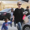 Exclusif - Charlize Theron va déjeuner au restaurant japonais avec son fils Jackson à Los Angeles, le 21 décembre 2014.