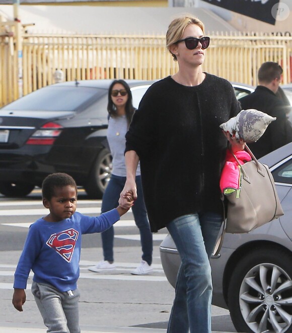 Exclusif - Charlize Theron va déjeuner au restaurant japonais avec son fils Jackson à Los Angeles, le 21 décembre 2014.