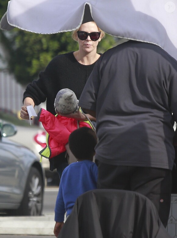 Exclusif - Charlize Theron va déjeuner au restaurant japonais avec son fils Jackson à Los Angeles, le 21 décembre 2014.