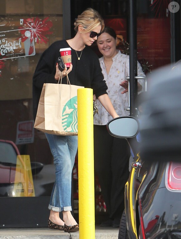 Exclusif - Charlize Theron va déjeuner au restaurant japonais avec son fils Jackson à Los Angeles, le 21 décembre 2014.