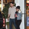 Exclusif - Christina Aguilera et son fiancé Matthew Rutler font leur shopping de Noël au Beverly Glen Market à Los Angeles. Le 21 décembre 2014