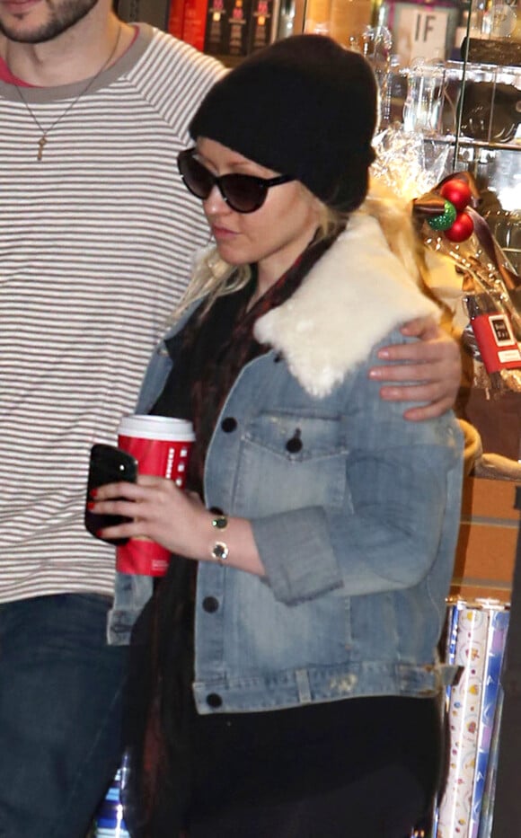 Exclusif - Christina Aguilera et son fiancé font leur shopping de Noël au Beverly Glen Market à Los Angeles. Le 21 décembre 2014 