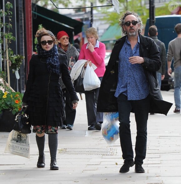 Exclusif - Helena Bonham Carter, Tim Burton et leur fils se promènent dans les rues de Londres le 26 avril 2014