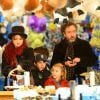 Tim Burton et Helena Bonham Carter emmenent leurs enfants Billy Raymond et Nell dans la fête foraine "Hyde Park Winter Wonderland" à Londres le 21 novembre 2013. 