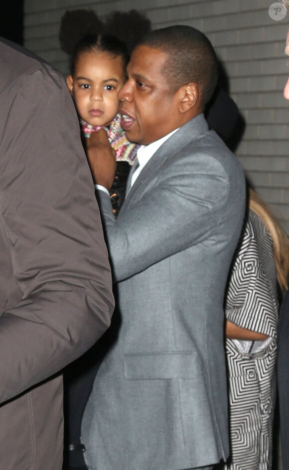 Beyonce Knowles, Jay-Z et leur fille Blue Ivy Carter à la sortie de la première de "Annie" à New York, le 7 décembre 2014