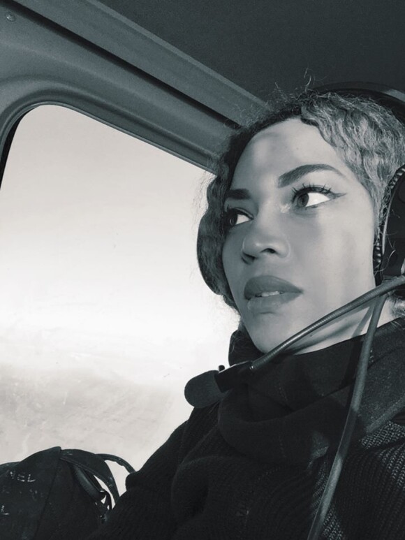 Beyoncé en hélicopter lors de ses vacances en Islande. Décembre 2014.