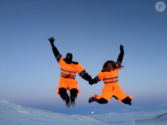 Jay Z et Beyoncé, habillés de combinaisons orange fluo, profitent de leurs vacances en Islande. Décembre 2014.