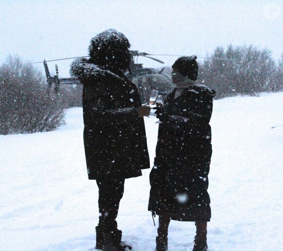 Jay Z et Beyoncé trinquent lors de leurs vacances en Islande. Décembre 2014.