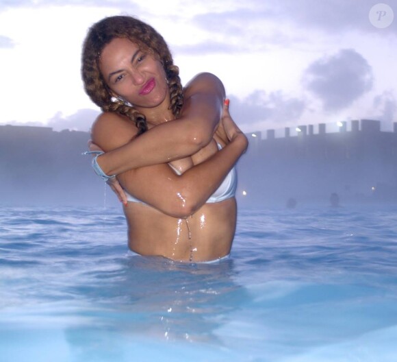 Beyoncé se baigne en bikini lors de vacances en Islande. Décembre 2014.