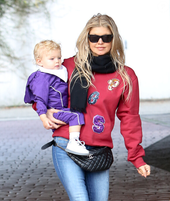 Fergie et son mari Josh Duhamel vont faire du shopping avec leur fils Axl à Los Angeles, le 21 décembre 2014.