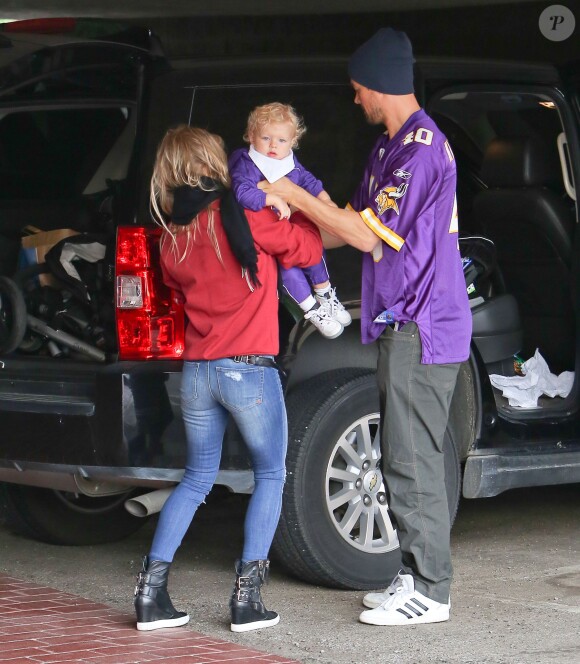 Fergie et son mari Josh Duhamel vont faire du shopping avec leur fils Axl à Los Angeles, le 21 décembre 2014.