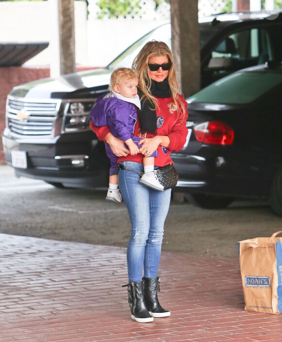 Fergie et son mari Josh Duhamel vont faire du shopping avec leur fils Axl à Los Angeles, le 21 décembre 2014.