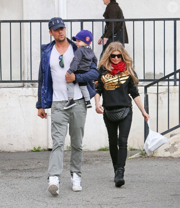 Josh Duhamel et sa femme Fergie se promènent avec leur fils Axl à Los Angeles, le 20 décembre 2014.