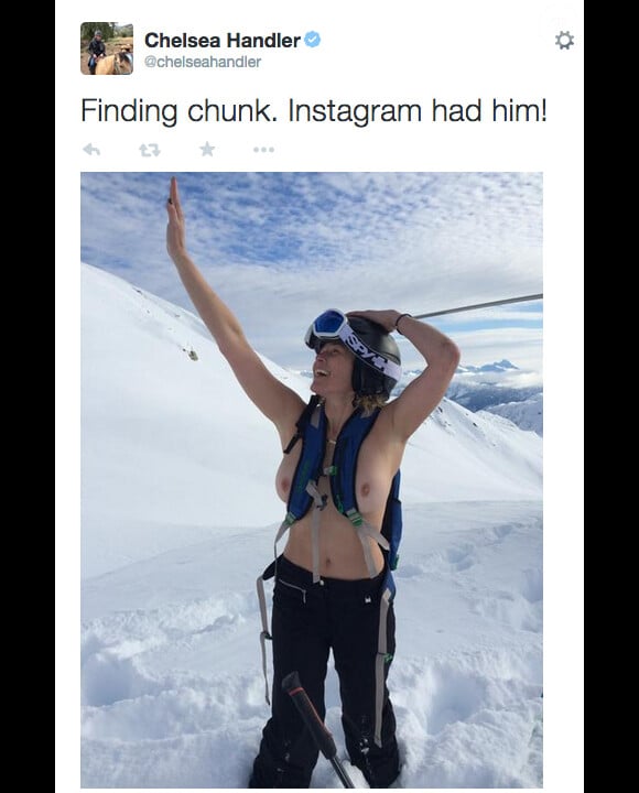Chelsea Handler seins nus en pleine montagne ''à la recherche de son chien Chunk'', le 26 décembre 2014. Une nouvelle offensive topless dans sa guerre contre Instagram et sa politique de censure.