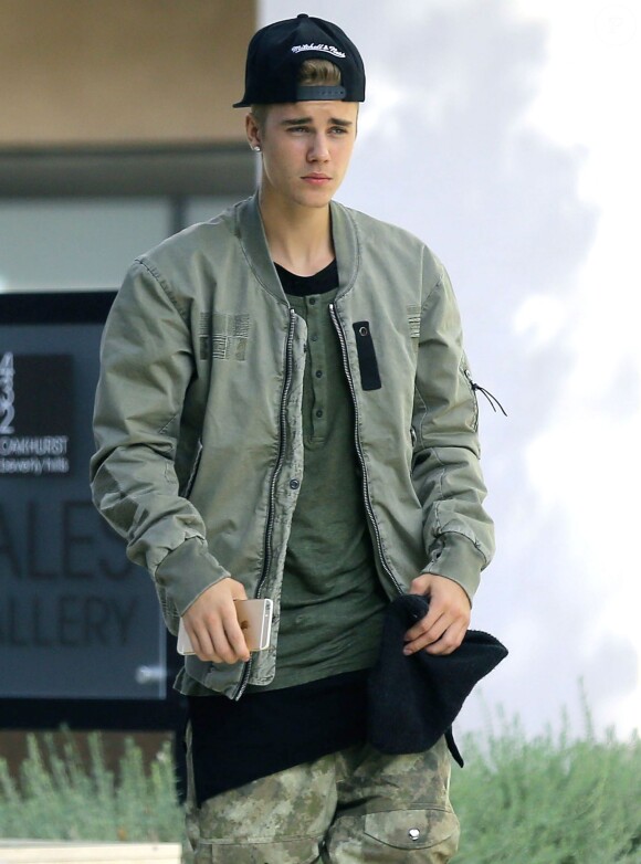 Exclusif - Justin Bieber entouré de fans à Beverly Hills Los Angeles, le 17 octobre 2014.