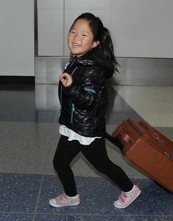 Naleigh, six ans - Katherine Heigl arrive à l'aéroport de LAX avec ses filles Adalaide et Naleigh pour prendre l'avion à Los Angeles, le 17 décembre 2014.