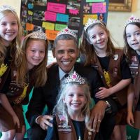 Barack Obama, tiare sur la tête : Le président cède face à des fillettes !