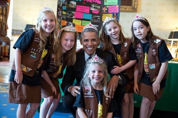 Barack Obama, tiare sur la tête avec des petites scouts, photo postée le 24 décembre 2014
