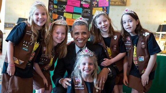 Barack Obama, tiare sur la tête : Le président cède face à des fillettes !