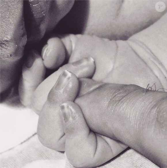 Example et Erin McNaught ont accueilli le 21 décembre 2014 en Australie leur premier enfant, un garçon prénommé Evander. Photo publiée par les heureux parents sur leur compte Instagram le jour de la naissance.