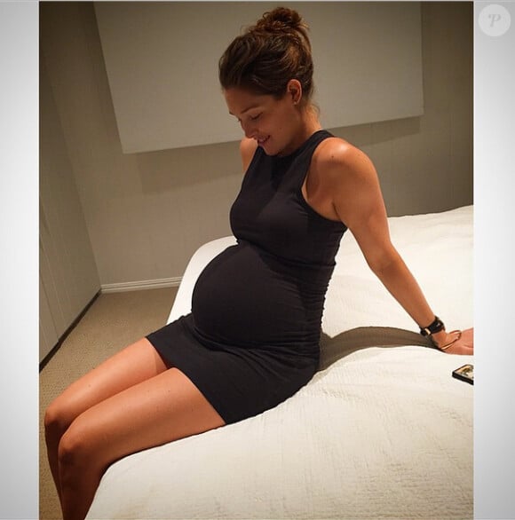 Example et Erin McNaught, ici en train d'admirer son baby bump le 20 novembre 2014, ont accueilli le 21 décembre 2014 en Australie leur premier enfant, un garçon prénommé Evander. Photo publiée par Erin McNaught sur son compte Instagram