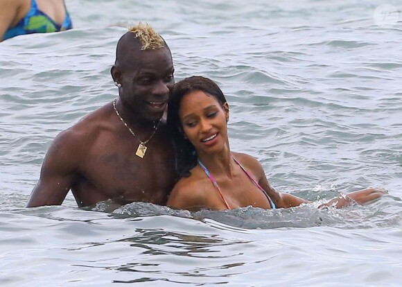 Le footballeur Mario Balotelli et sa jolie fiancée Fanny Neguesha en vacances à Miami le 6 juillet 2014.