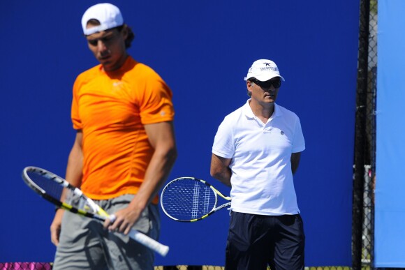 Rafael Nadal à l'entraînement sous les yeux de son oncle Toni à l'Open d'Australie, le 17 janvier 2011 à Melbourne