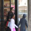 Angelina Jolie avec Zahara et Shiloh en shopping à Calabasas, Los Angeles, le 29 décembre.