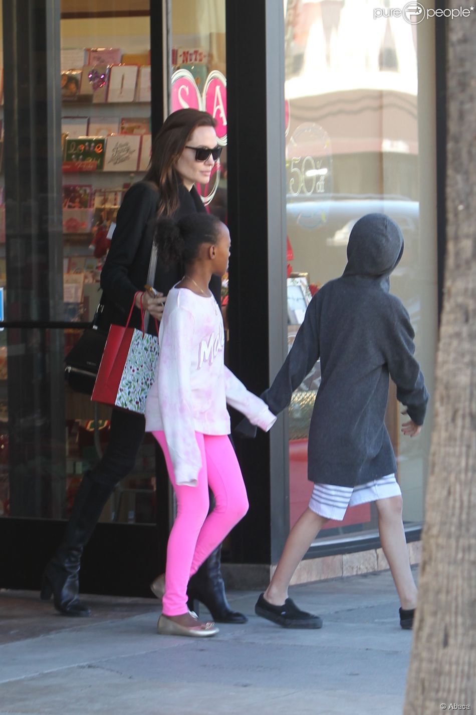  Angelina Jolie avec Zahara et Shiloh en shopping &amp;agrave; Calabasas, Los Angeles, le 29 d&amp;eacute;cembre. 
